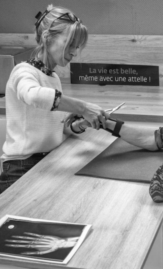 Valérie Madert confectionnant une orthèse sur mesure pour la main